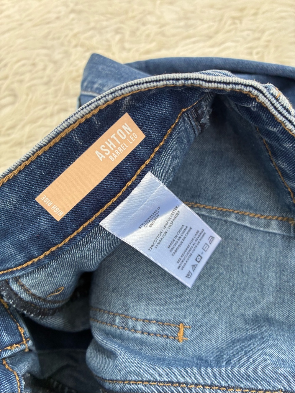 🌺Like new retails $109 Kut from the cloth High-Rise Ashton barrel jeans🌺 - Picture 4 of 8